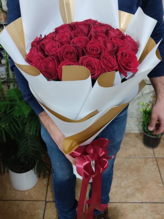 سفارش آنلاین و خرید دسته گل رز هلندی ولنتاین طرح ساغر از گلفروشی آنلاین اطلس گل شیراز با 50 شاخه رز هلندی ممتاز و زیبای قرمز.