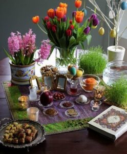 گل لاله یا تولیپ در کنار گل های دیگر و سبزه عیدی مناسب برای نوروز و بهاری برای سفره هفت سین .