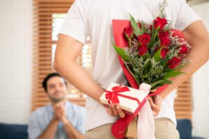 دسته گل رز مناسب مرد و پسر برای هدیه دادن به مردان و آقایان از گلفروشی اطلس گل شیراز .