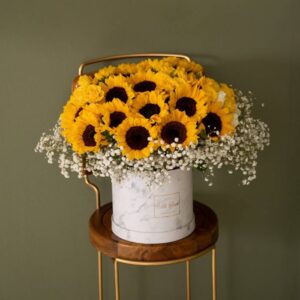 خرید باکس گل آفتابگردون و ژیپسوفیلا در گل فروشی آنلاین شیراز یعنی اطلس گل زیبا.