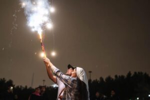 فشفشه و آتش بازی در شب چهارشنبه سوری ایران با ایمن ترین راه جشن گرفتن.