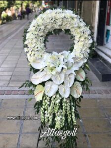 سفارش اینترنتی و خرید آنلاین تاج گل بصورت حلقه ای از گلفروشی آنلاین اطلس گل در شیراز مناسب برای تزیین مراسمات ترحیمی و ختم و تسلیت.