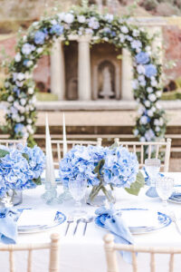 تزیین وگل آرایی مجلس عروسی با استند و تزیین میز عروسی با سبد گل زیبا تم آبی در اطلس گل، گل آرایی هنر ماست.