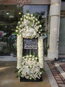 تاج گل ترحیم طرح ایزد با جذابیتی خاص و تم سفید گلها. با قابلیت سفارش آنلاین این تاج گل خاص از اطلس گل در شهر شیراز. ویژگی های تاج گل خوب را ببینید.