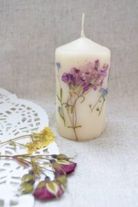 یکی از کابرد های گل های خشک شده استفاده از آنها برای تزیین شمع هاست. در اطلس گل تزیین شمع با گل خشک را بیاموزید. 
