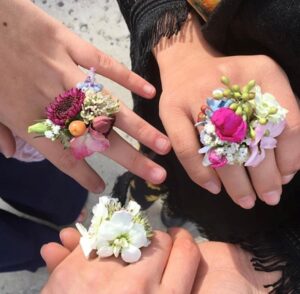 آموزش نحوه ساخت بندانگشتی یا انگشتر حلقه با گل طبیعی. با اطلس گل همراه شوید تا بهترین ها را بیاموزید. حلقه گل انگشت با تنوع گلها.