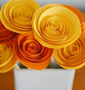 گل کاغذی ساده بسازید! آموزش کامل و مرحله به مرحله تصویری ساخت کاردستی گل با کاغذ زیبا.