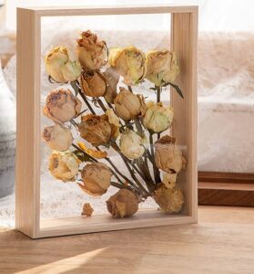 قاب و تابلوی گل خشک شده یکی از زیباترین چیزهایی هست که میشه با گل خشک ساخت! حالا تصور کنید که ایده های اطلس گل را بخوانید! راه های ساخت کاردستی با گل خشک شده را با اطلس گل بیاموزید. عکس قاب گل.