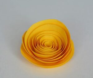 سک شکوفه از گل کاغذی ساخته شده به روش رول کردن مقوا. آموزش ساختن کاردستی آسان گل.