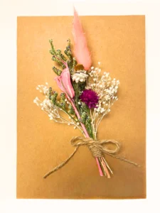 کارت پستال با کش خشک بسازید! در این مطلب از گلفروشی آنلاین اطلس گل آموزش ایده های خلاقانه و ساخت کارت تبریکی گل را به شما آموزش میدهیم.