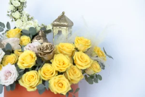 خرید گل رز از گلفروشی آنلاین شیراز یعنی اطلس گل مناسب برای روز عید فطر و هدیه و تزئینات خانه و مراسمات مذهبی. عکس گل رز زرد در تزیین عید سعید فطر