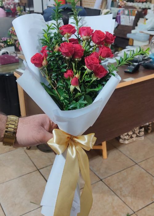 سفارش و خرید آنلاین دسته گل مینیمال یک‌طرفه طرح عارف از متنوع ترین گلفروشی آنلاین در شیراز اطلس گل زیبا.