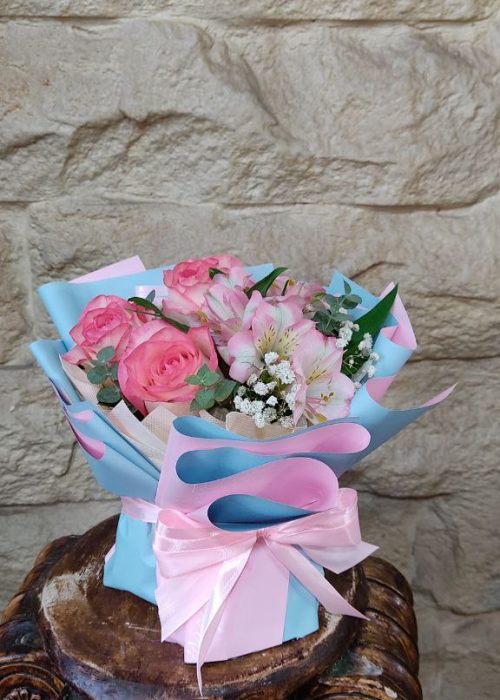 سفارش و خرید آنلاین باکس گل اقتصادی آنلاین طرح مهسا از گلفروشی اطلس گل در شیراز زیبا.