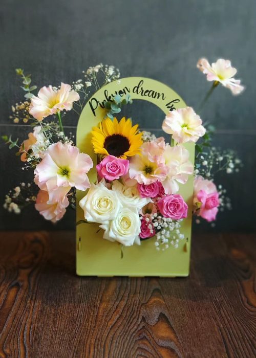 سفارش و خرید آنلاین باکس گل یک‌طرفه قیمت مناسب طرح ناهید از اطلس گل گلفروشی اینترنتی در شیراز زیبا.