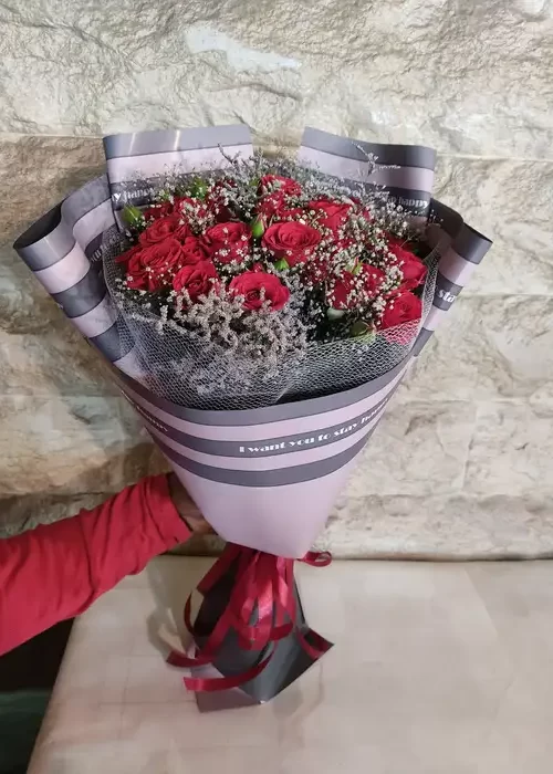دسته گل مینیمال یک طرفه طرح شقایق از اطلس گل گلفروشی آنلاین شیراز