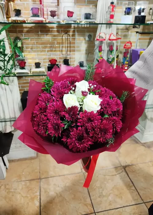 دسته گل گرد مینیمال طرح لیلی از اطلس گل گل فروشی آنلاین در شیراز