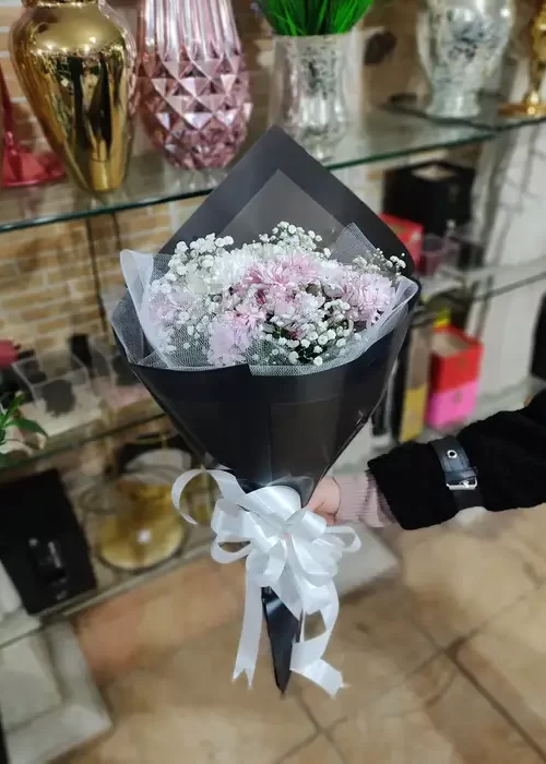 دسته گل مینیمال یک طرفه قیفی طرح افرا از اطلس گل شیراز